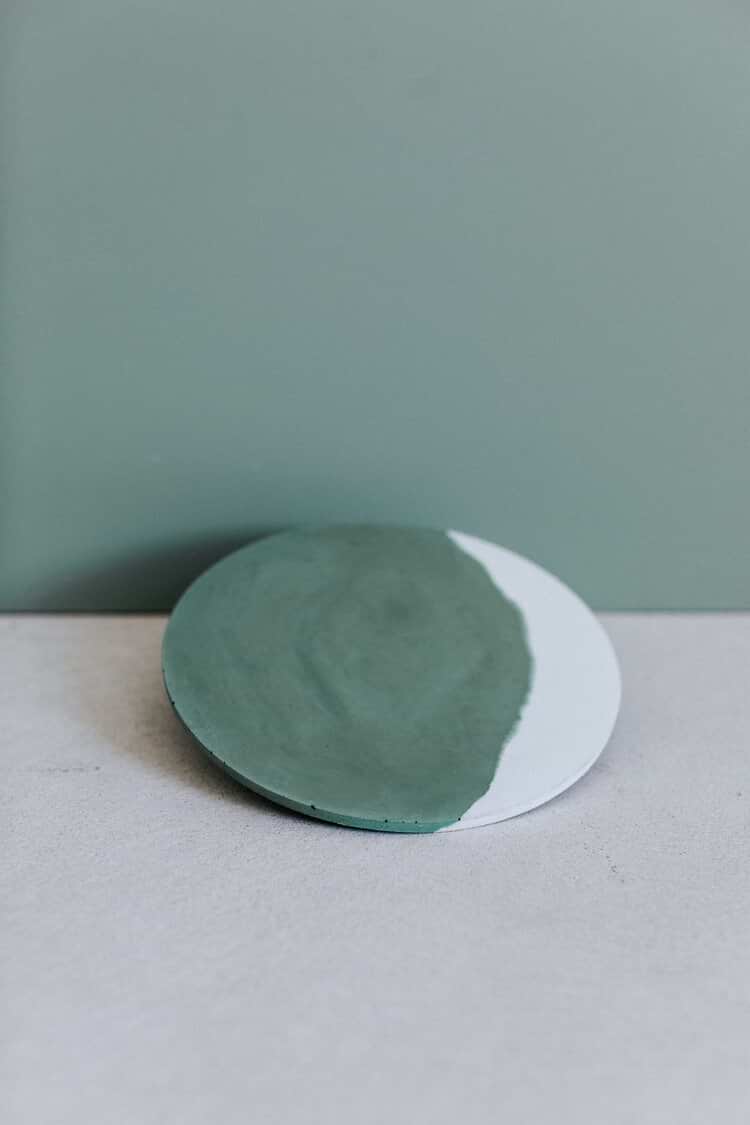 Dessous de plat design en béton vert - ZURI